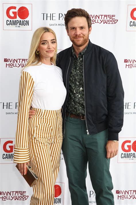 Who Is Ginny & Georgia Star Brianne Howeys Husband, Matt。